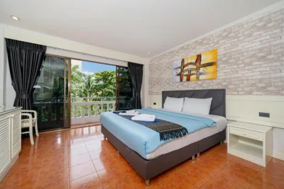 プールビューのキングルーム — Patong Central Residence and Apartment